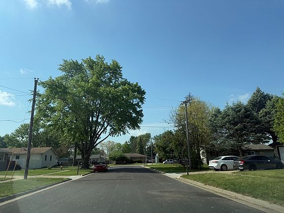4th image of 2111 Devon Ave