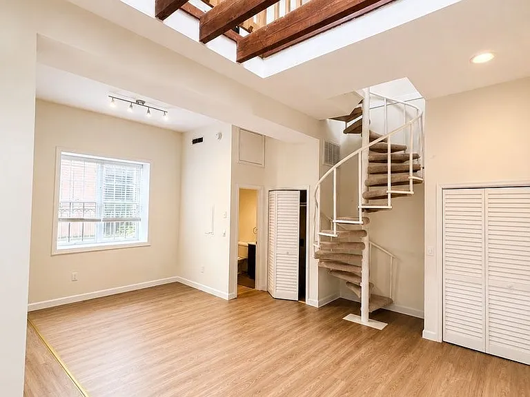 235 King St #6 — Photo 9