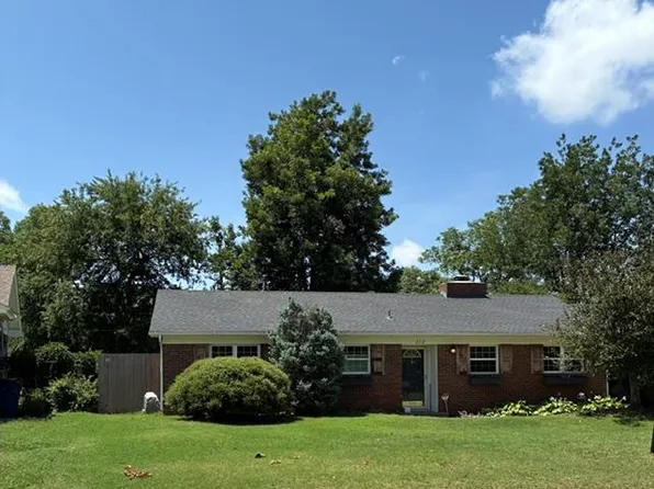 2112 Gladstone Ter, Village, OK 73120