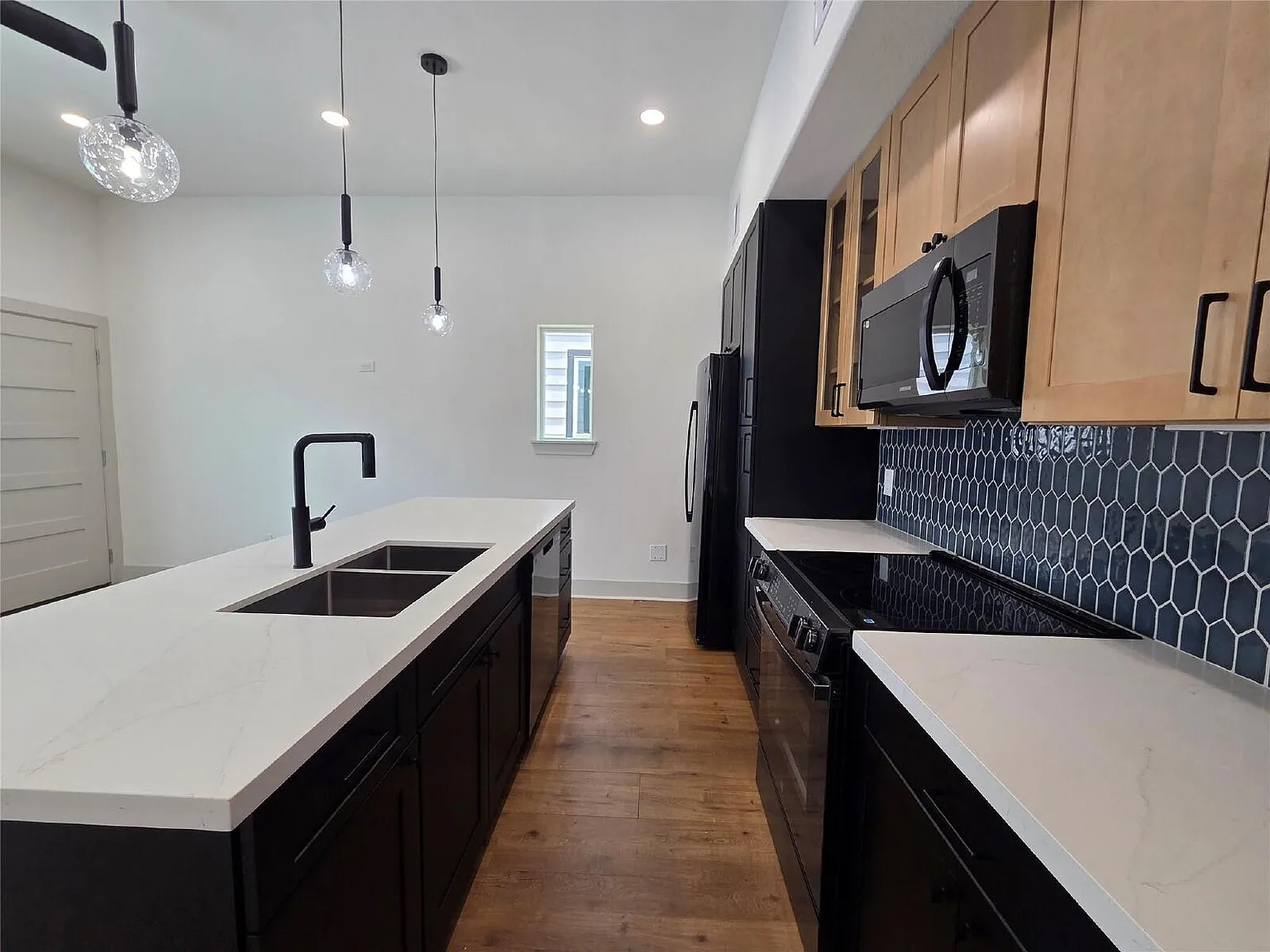 3 bed, 2.0 bath, 1140 sqft, $1,800 — Photo 4