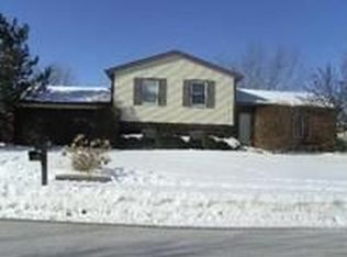 492 Forest View Rd, Lindenhurst, IL 60046