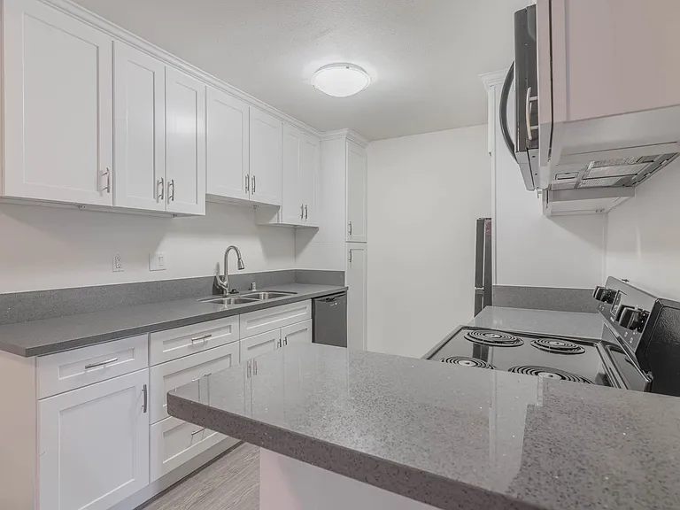 8123 Langdon Ave — Photo 7