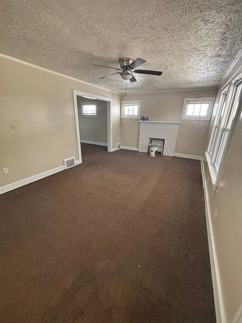 3bd Single Cash Pay/Section 8 — Photo 2