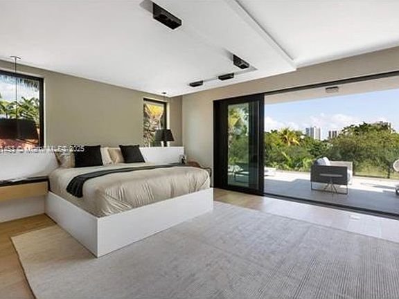 5th image of 2456 Prairie Ave #0
