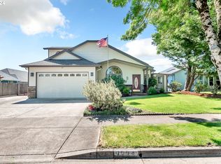 1094 S 11th St, Harrisburg, OR 97446