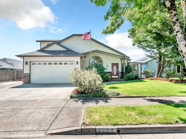 1094 S 11th St, Harrisburg, OR 97446