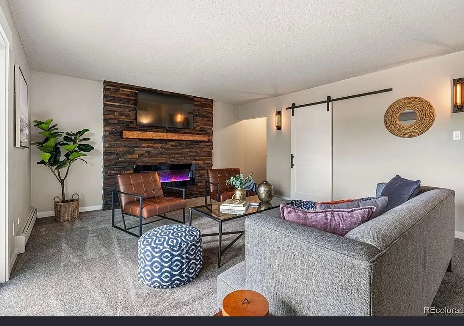 2120 S Vaughn Apartment — Photo 2