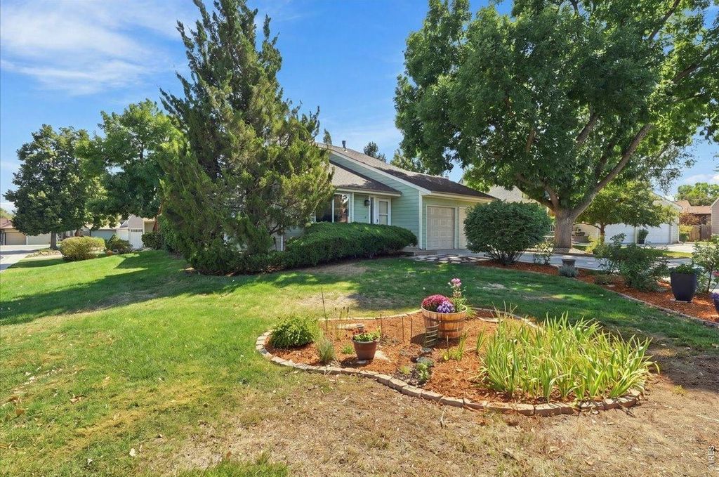 901 Bitterbrush Ln