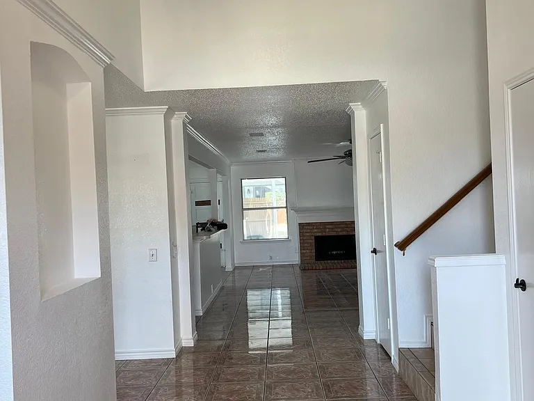 1161 Victoria Dr — Photo 2