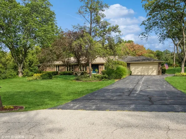 2720 Red Barn Rd, Crystal Lake, IL 60012