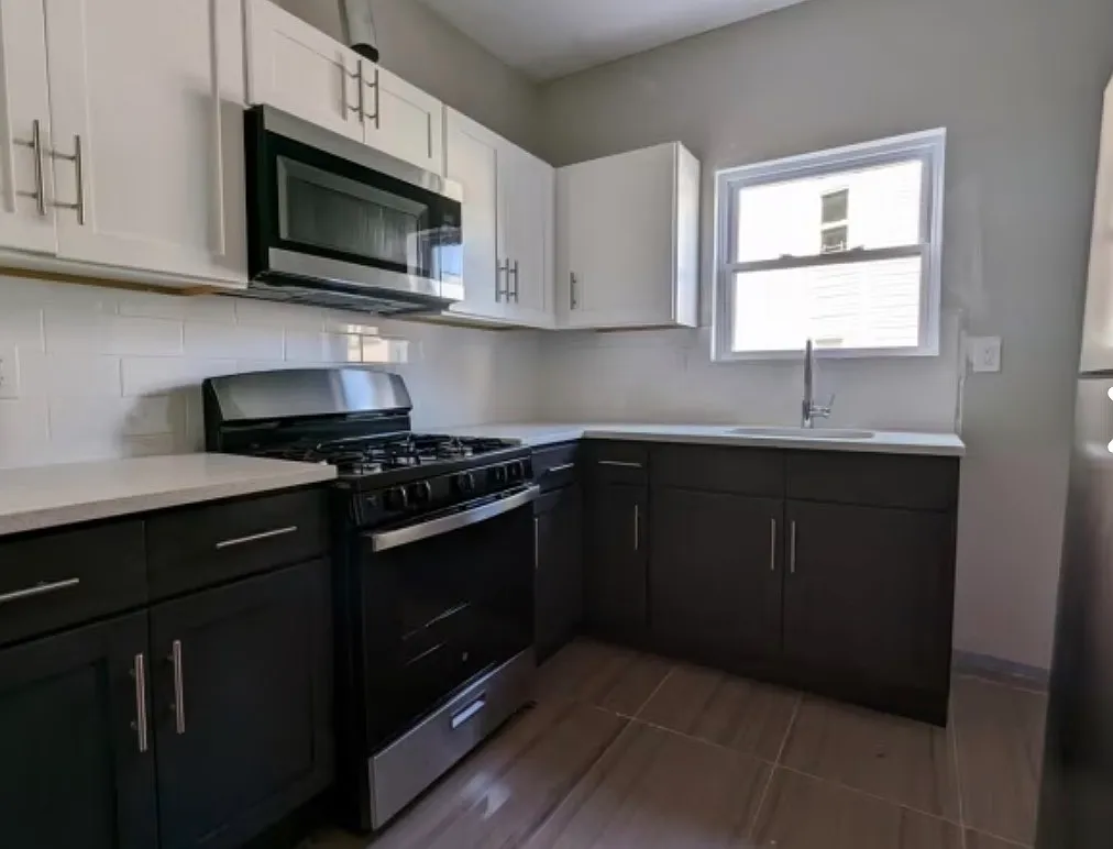 3 bed, 950 sqft, $2,400 — Photo 1