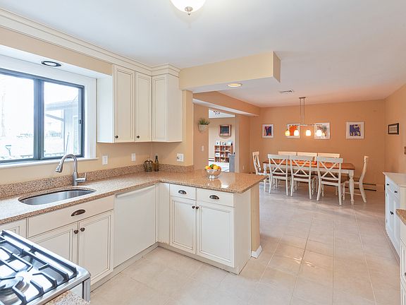 3rd image of 121 Timberlane Ct