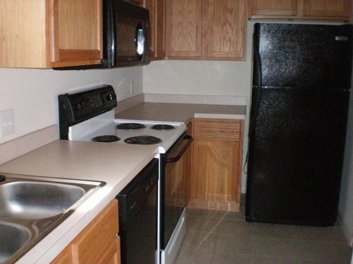 2nd image of 902 Pecan St