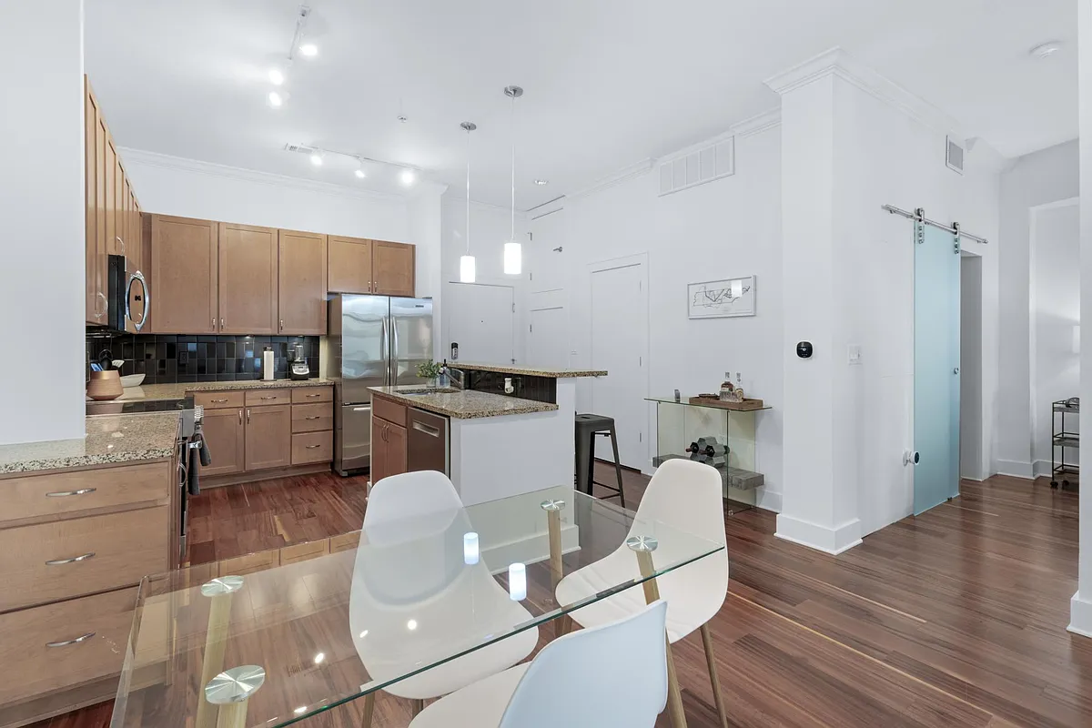 Building Photo - 129 Walnut St #105