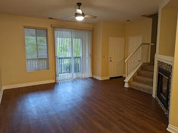 5th image of 942 Camino De La Reina Unit 24