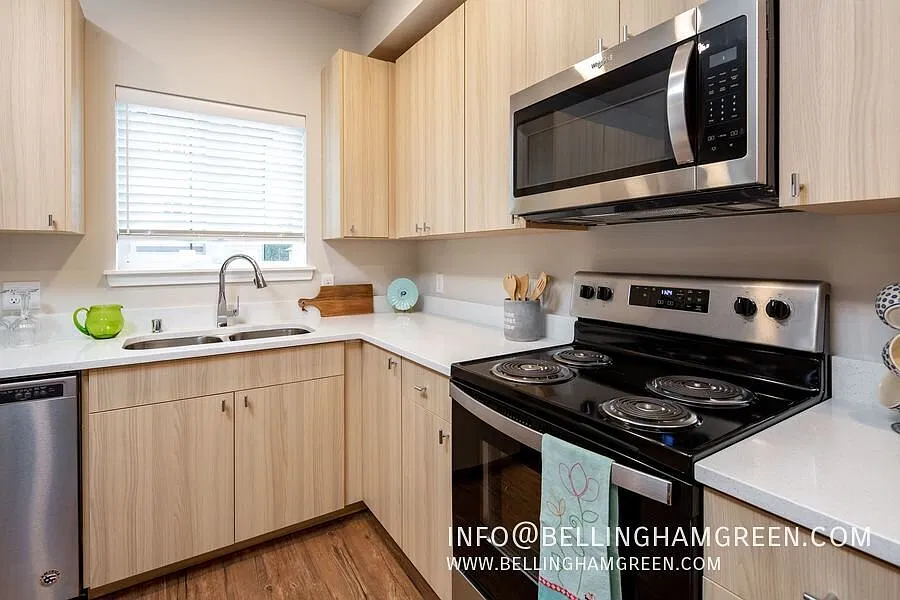 3 Bed/2 Bath Apt Move In Special - Voted #3 Best In The Nw For 2025 And 2026 — Photo 3