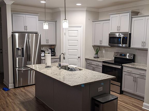 Full kitchen.