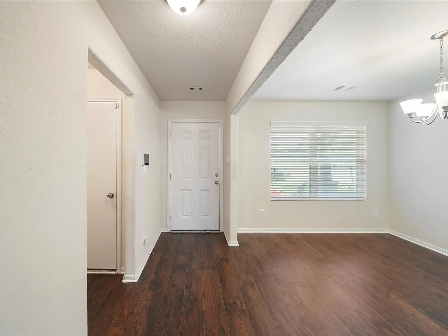 4 bed, 2.5 bath, 2378 sqft, $2,300 — Photo 4