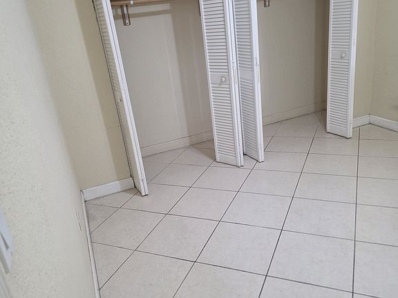 4th image of 1900 W 54th St APT 422