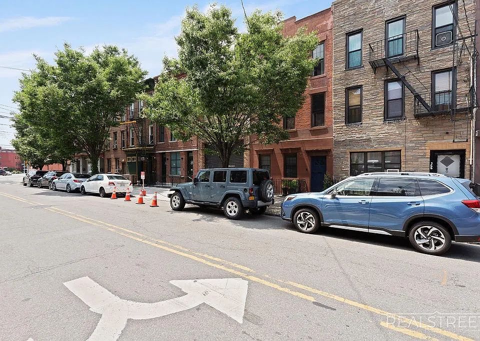 1st image of 366 Columbia St #1