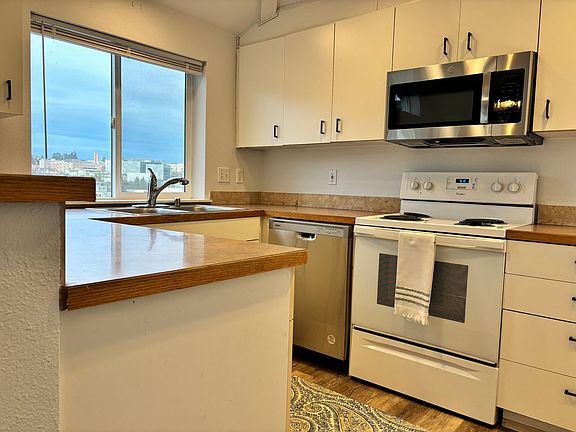 3rd image of 3221 Franklin Ave E Unit D