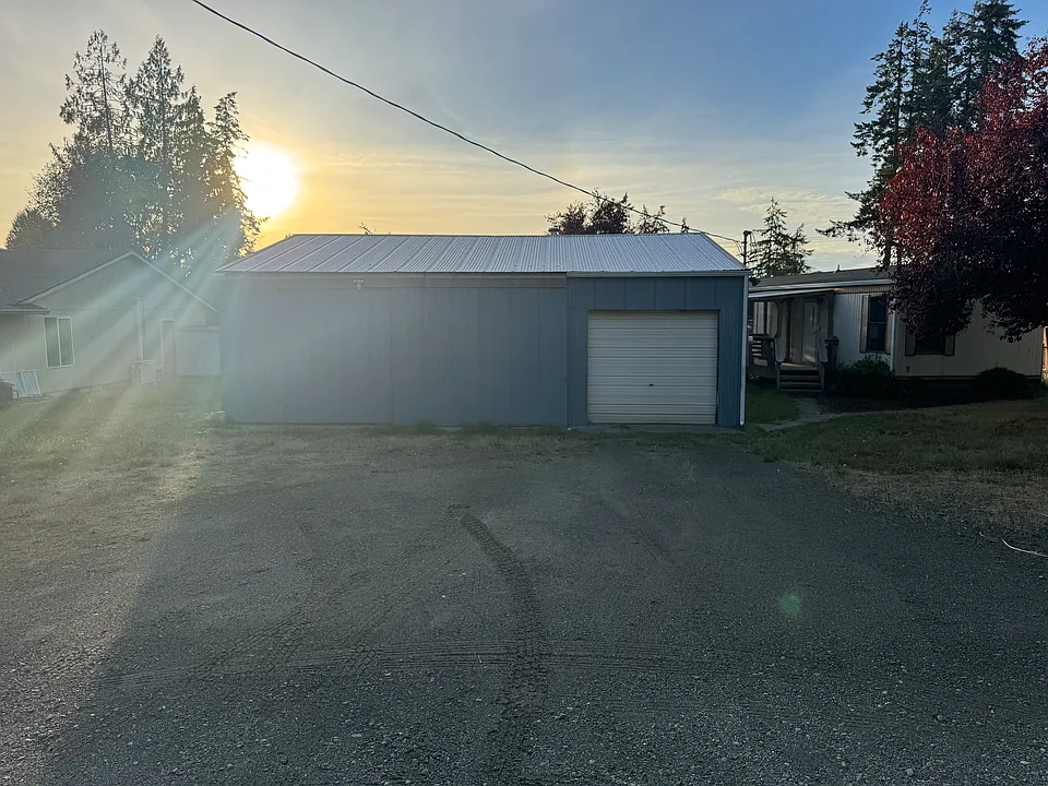Whitecap Dr NW