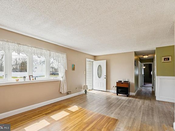 5th image of 26 Lexington Rd