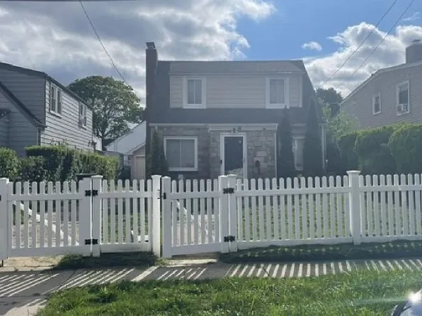 14 Lenox Ave, Freeport, NY 11520