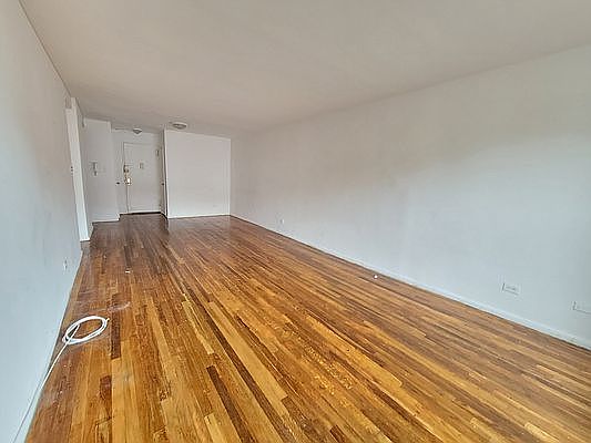 3rd image of 63-11 Queens Blvd #F25