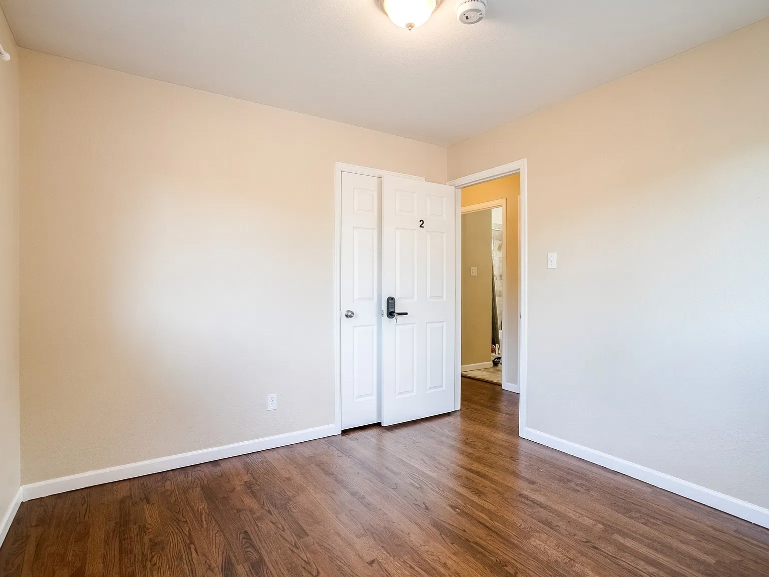 6 bed, 2.0 bath, 1086 sqft, $595 — Photo 2
