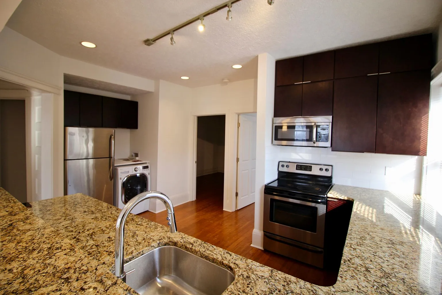 2836 Franklin Blvd #3B-1Ba-808Sqft photo 1