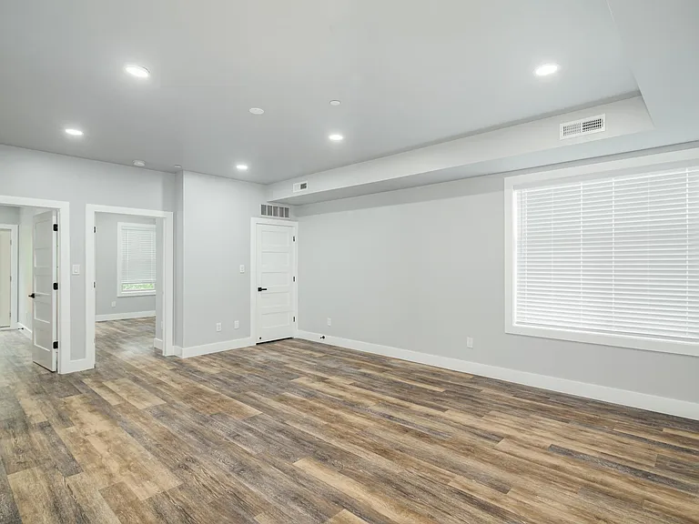 342 W Queen Ln #6 — Photo 6