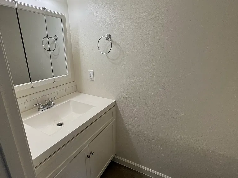 2010-1 Larcus Ave #13 — Photo 16