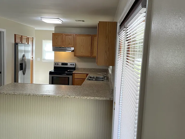 201 Markham Dr — Photo 5