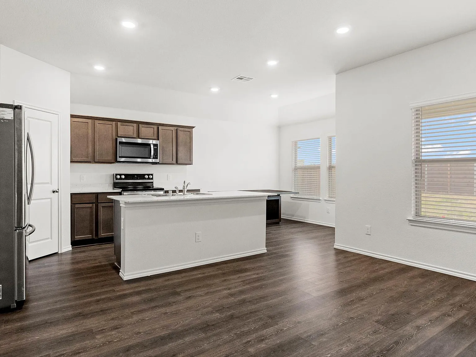 3 bed, 1297 sqft, $1,850 — Photo 2