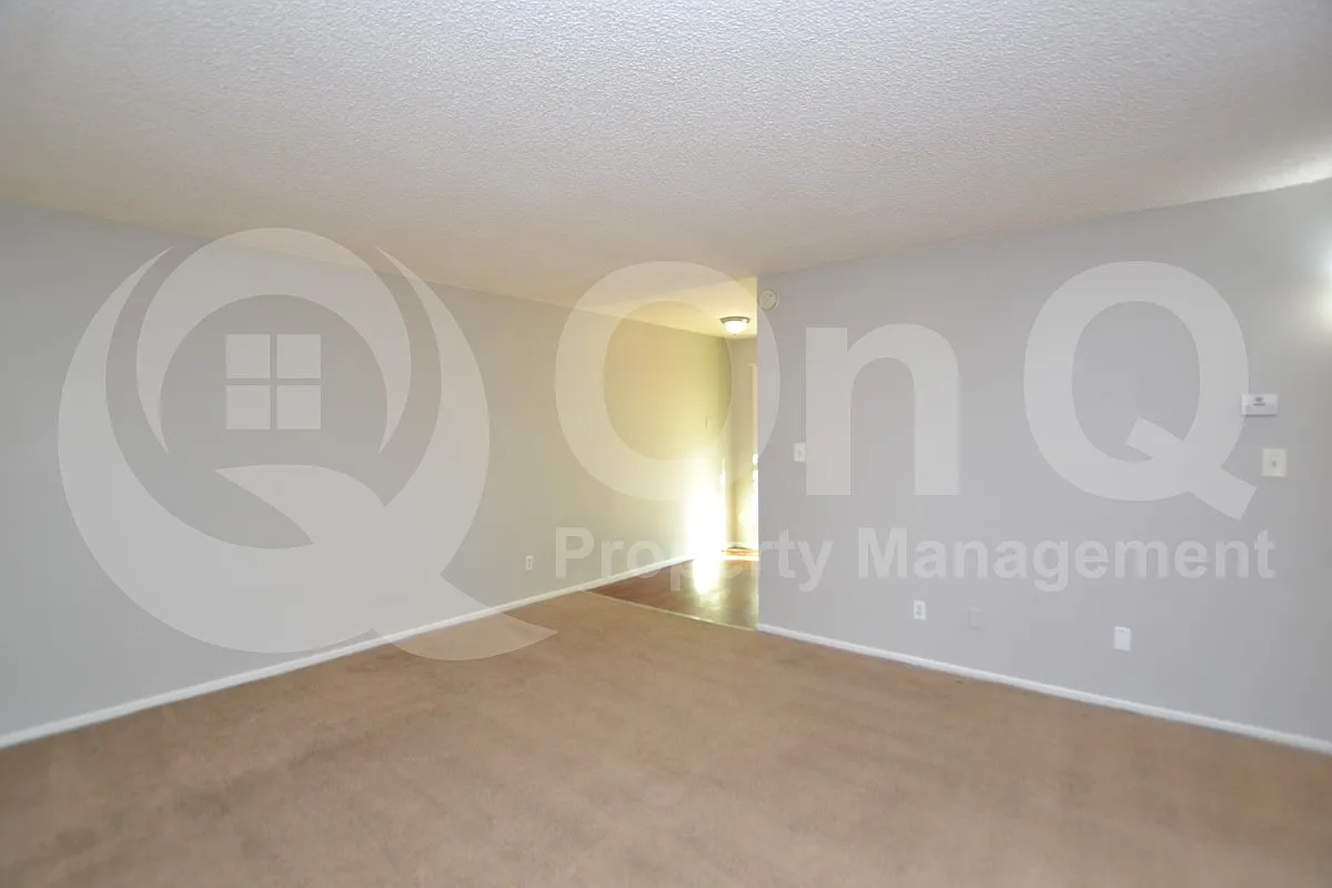2 bed, 1.0 bath, 800 sqft, $1,049 — Photo 2