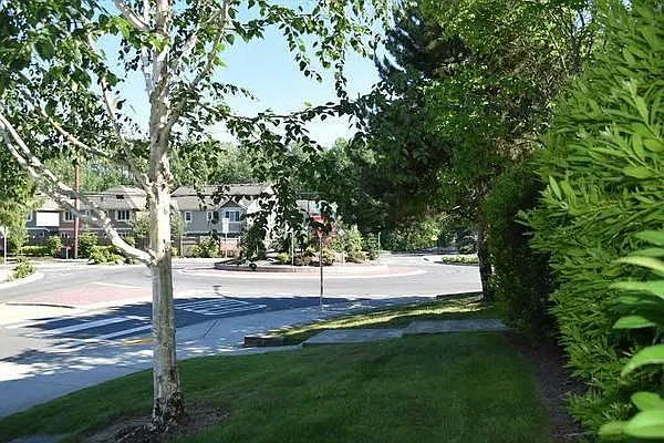 809 233rd Ave NE — Photo 4