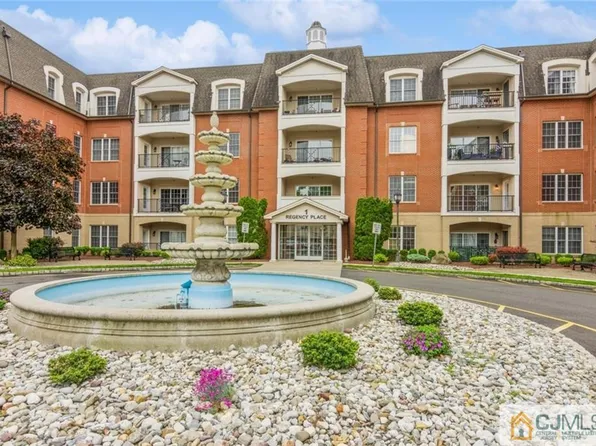 222 Regency Pl, Woodbridge, NJ 07095