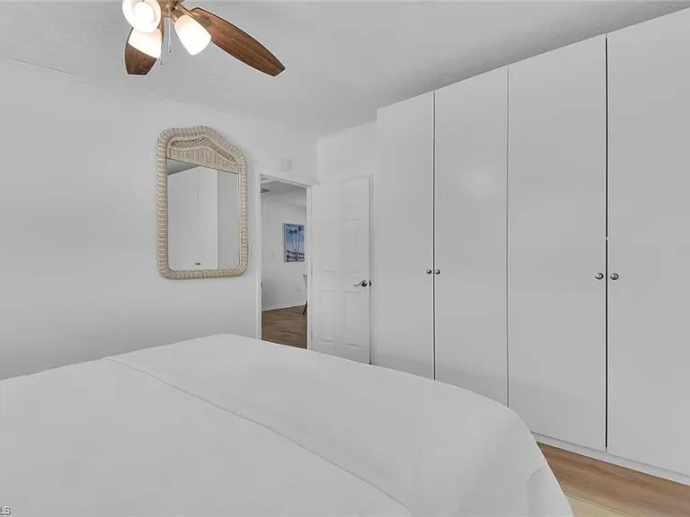 2048 Holiday Ln — Photo 14
