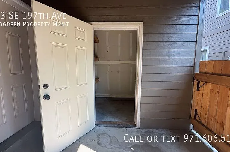 683 SE 197th Ave — Photo 5