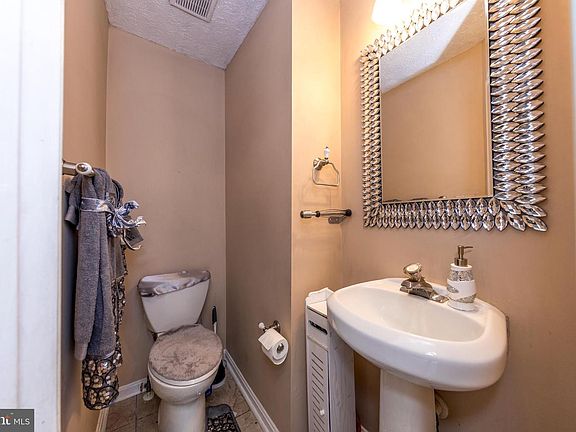 5th image of 225 Woodland Green Way