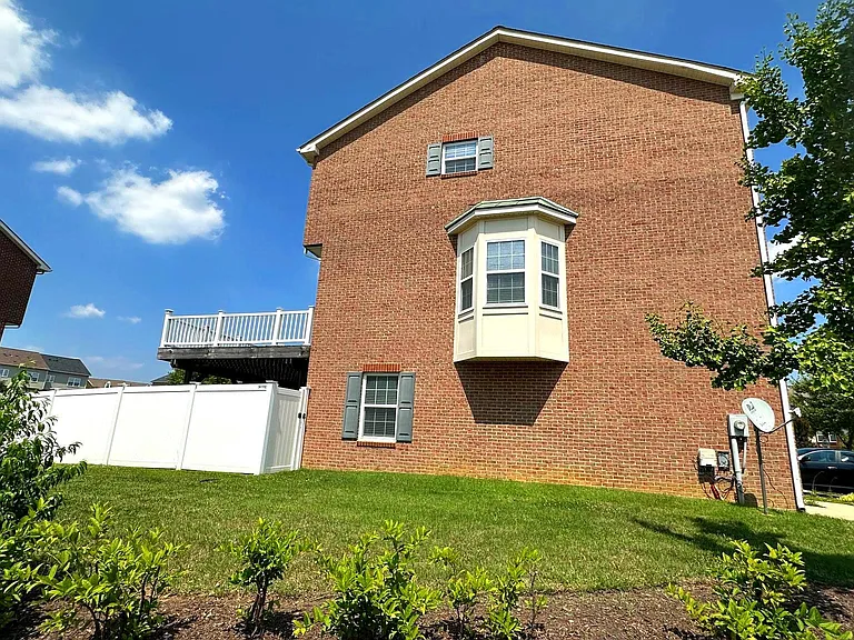 4890 Olympia Pl — Photo 2
