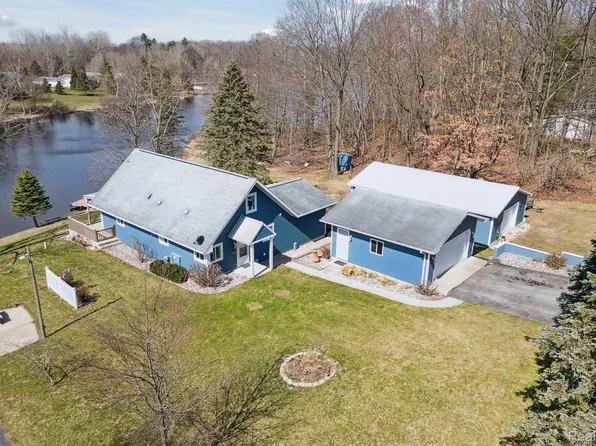 3955 E Shore Dr, Stanton, MI 48888