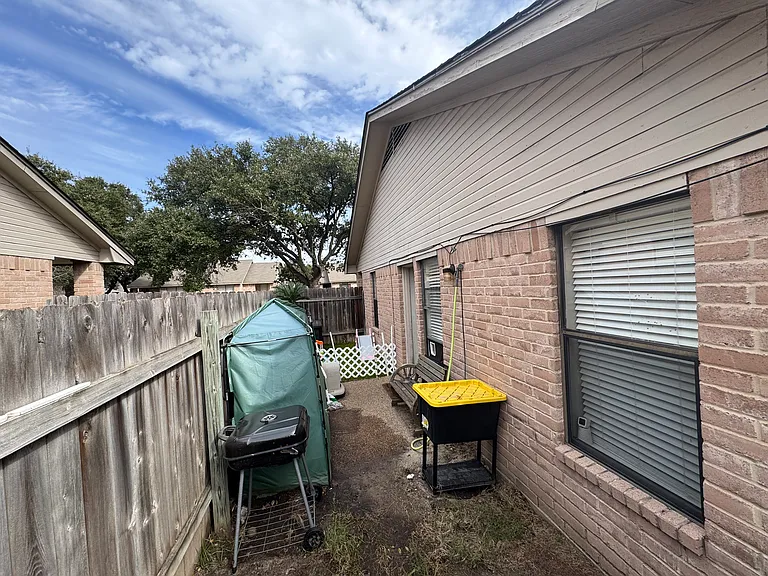 2504 Hickory Dr — Photo 12