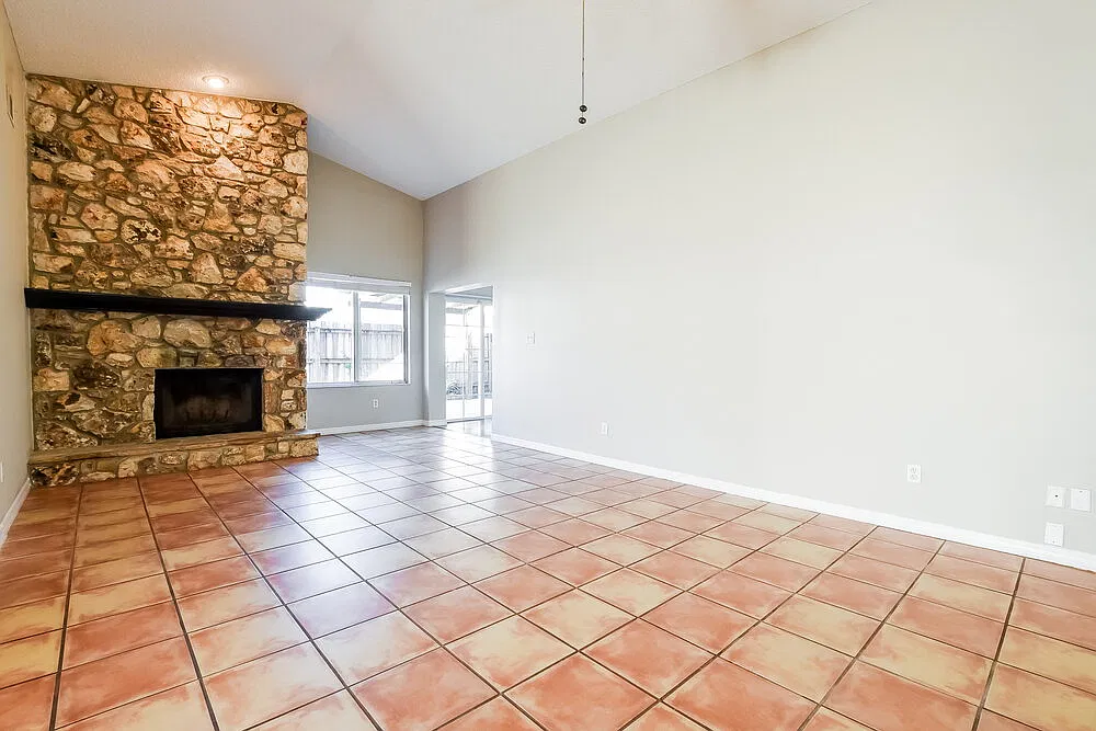 3 bed, 2.0 bath, 1677 sqft, $3,260 — Photo 4