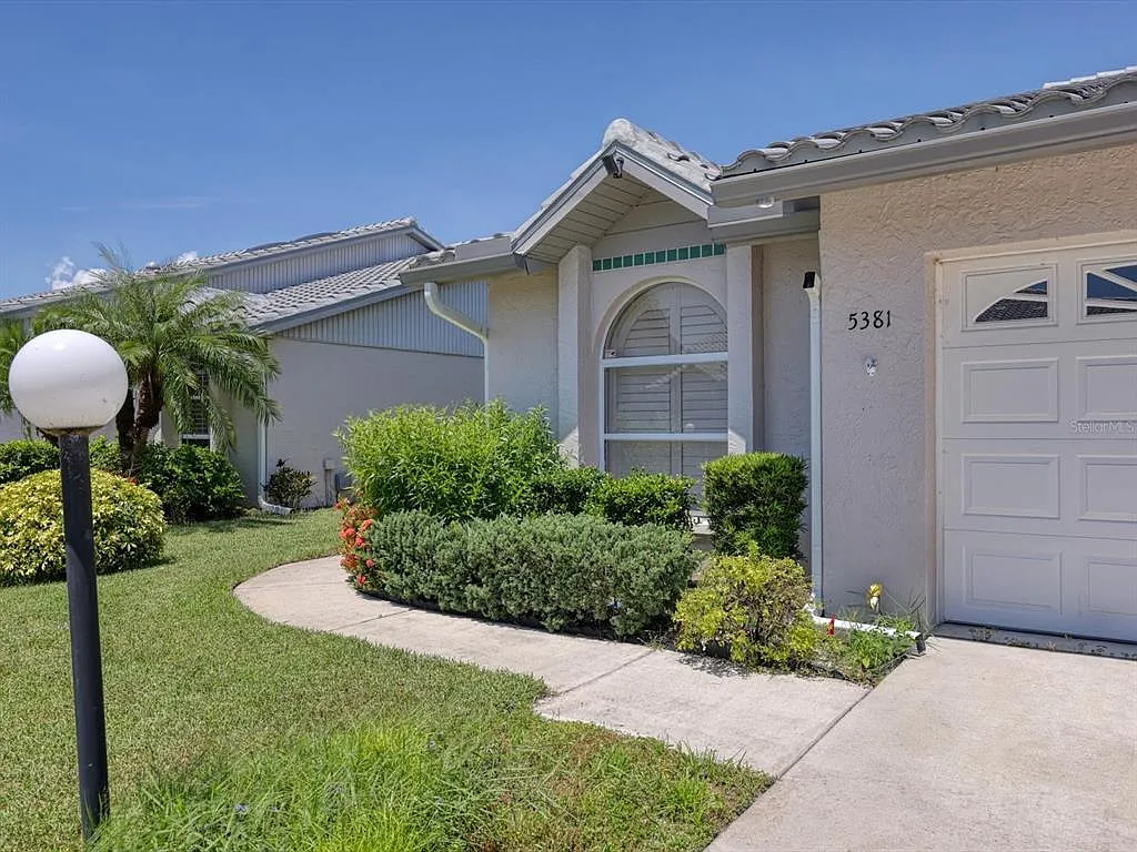 3 bed, 2.0 bath, 1803 sqft, $2,875 — Photo 2