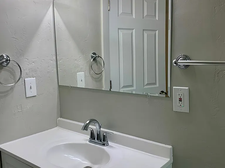 1045 Capitol St — Photo 6
