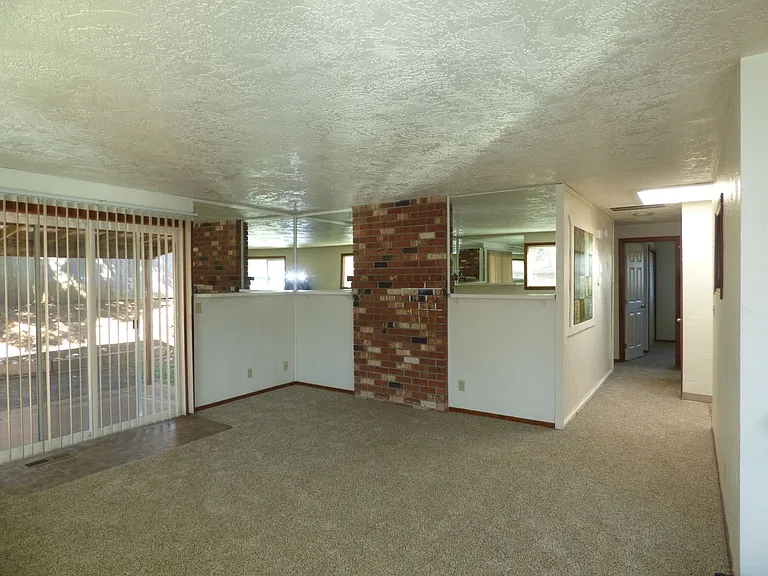 2081 Elmwood Dr S — Photo 3