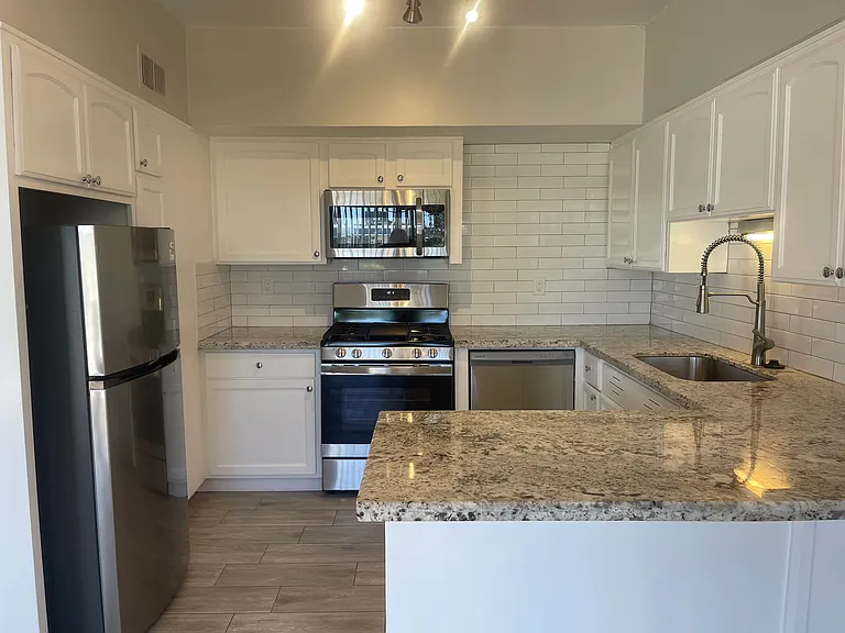 1939 E Missouri Ave #15 — Photo 4