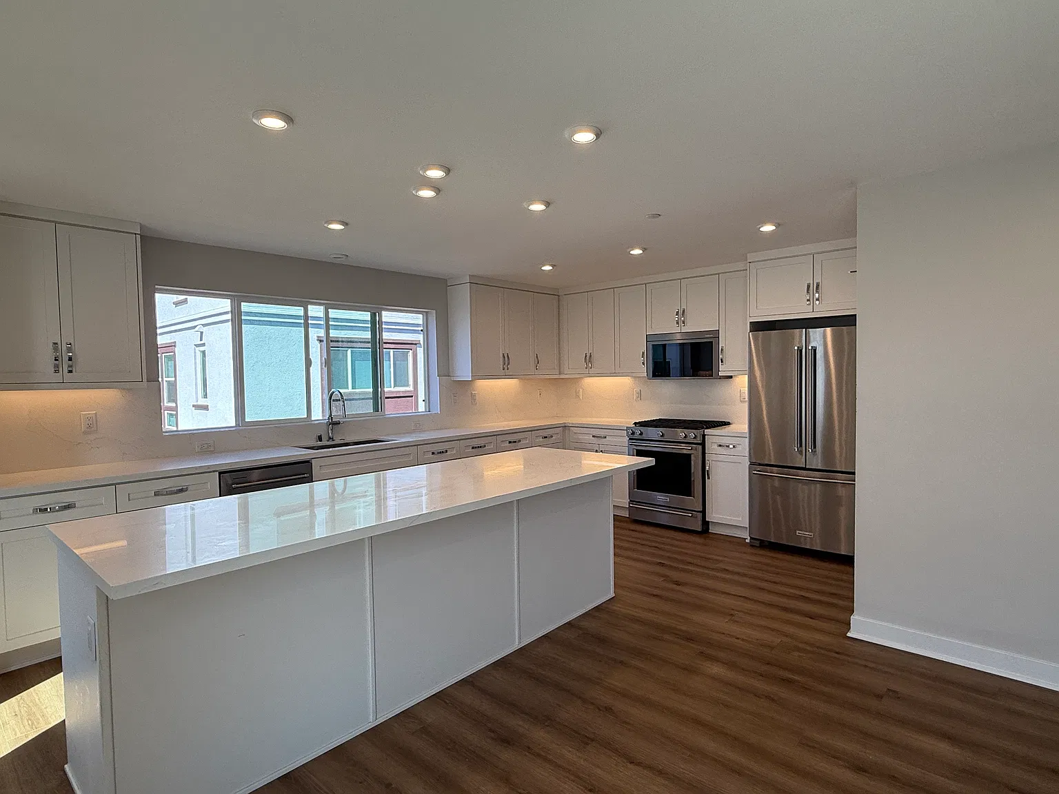 4 bed, 1751 sqft, $5,900 — Photo 2